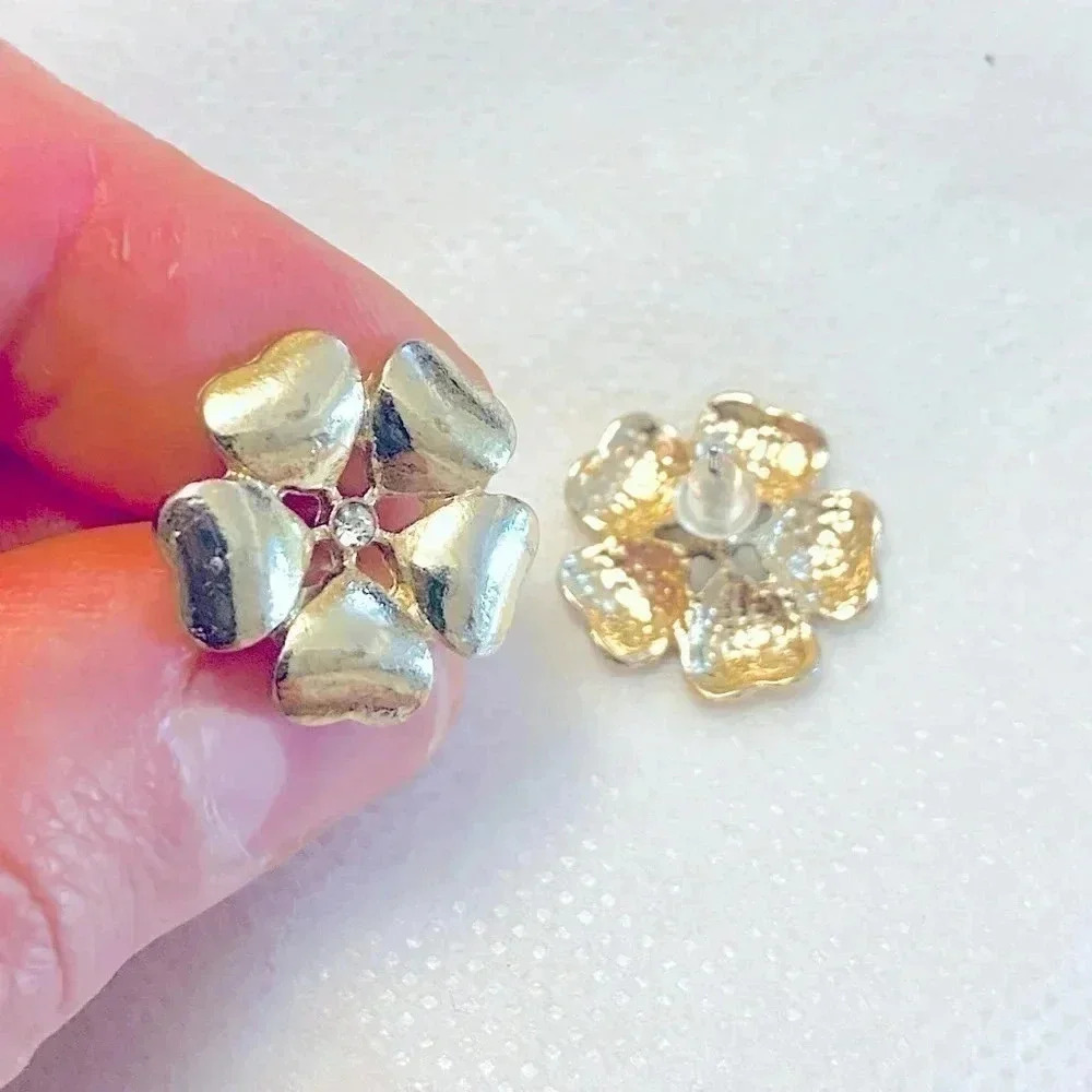 🌸Vintage Daisy Flower 🌸 stud earrings 🌸
